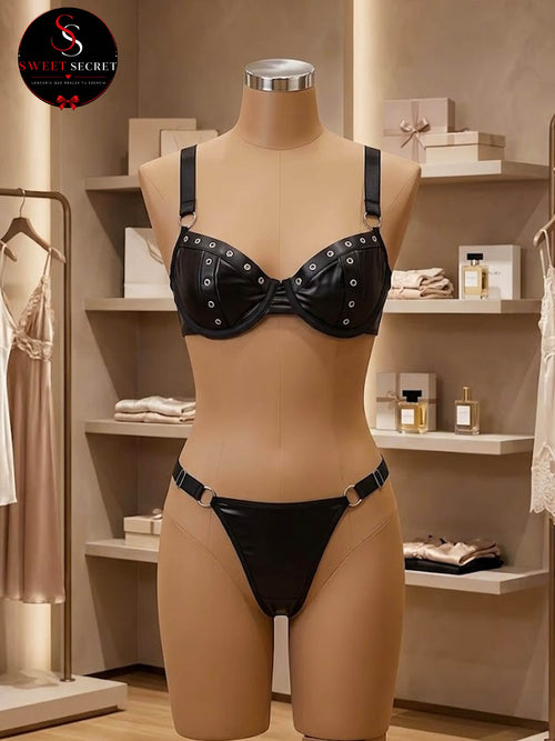 Conjunto de lencería con diseño de ojales hueco y detalles metálicos