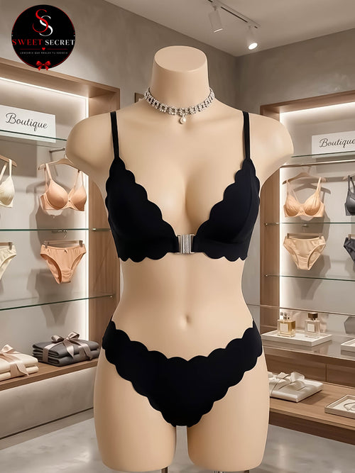 Conjunto con Ribete Ondulado y Botones Frontales